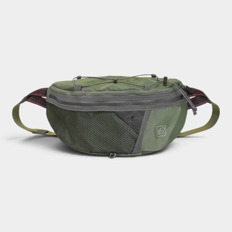 Grand Sac Banane Streetwear Nylon Poche Filet Sac banane vert kaki posé de face avec poche avant en filet et cordon élastique croisé sur le dessus
