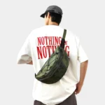 Grand Sac Banane Streetwear Nylon Poche Filet Sac banane vert kaki porté en bandoulière dans le dos par un homme vu de dos au style streetwear