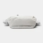Sac banane gris clair à fin quadrillage blanc vu par le dessous avec sa base plate et ses attaches de ceinture