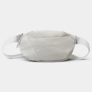 Sac banane gris clair à fin quadrillage blanc posé de face avec sa ceinture large en sangle assortie