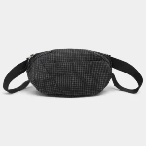 Sac banane noir à fin quadrillage blanc posé de face avec sa ceinture large en sangle noire