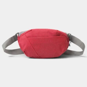 Sac banane rouge à fin quadrillage blanc posé de face avec sa ceinture large en sangle grise