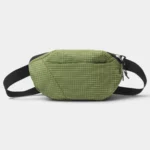 Sac banane vert kaki à fin quadrillage blanc posé de face avec sa ceinture large en sangle noire