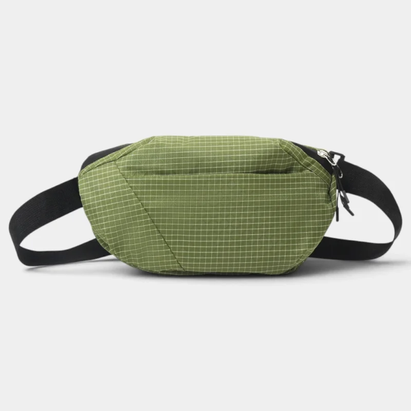 Sac banane vert kaki à fin quadrillage blanc posé de face avec sa ceinture large en sangle noire