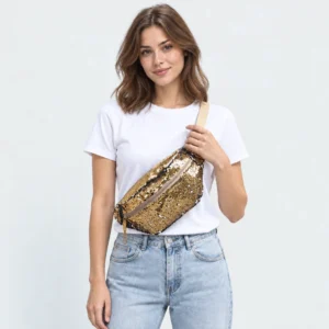Sac banane paillettes doré porté en bandoulière par une femme, vu de face sur la poitrine