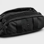 Grand Sac Banane Tactique Armée Velcro MOLLE Sac banane tactique en nylon noir vu de dessous avec deux passants en sangle et un œillet métallique