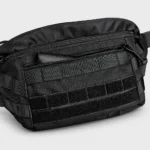 Grand Sac Banane Tactique Armée Velcro MOLLE Sac banane tactique en nylon noir de trois quarts en gros plan avec poche avant zippée entrouverte