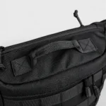 Grand Sac Banane Tactique Armée Velcro MOLLE Sac banane tactique en nylon noir vu de dessus en gros plan avec poignée de transport en sangle cousue