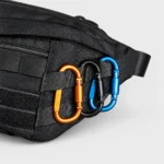 Grand Sac Banane Tactique Armée Velcro MOLLE Sac banane tactique en nylon noir vu de côté avec trois mousquetons accrochés aux sangles MOLLE latérales