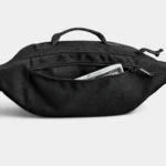 Grand Sac Banane Tactique Armée Velcro MOLLE Sac banane tactique en nylon noir vue arrière avec poche zippée dorsale entrouverte sur des billets