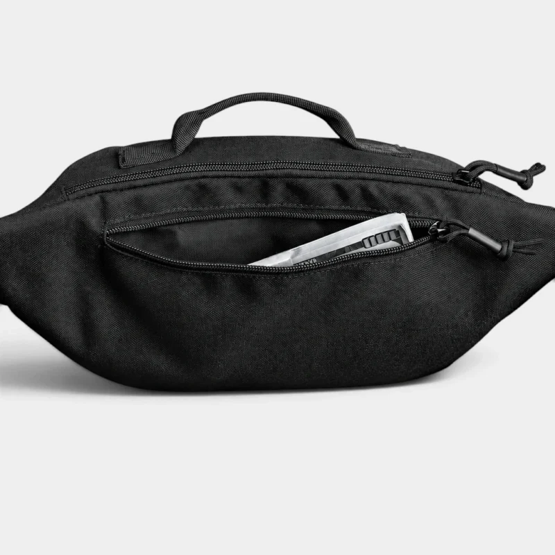 Sac banane tactique en nylon noir vue arrière avec poche zippée dorsale entrouverte sur des billets