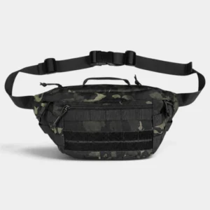 Sac banane tactique en nylon camouflage sombre noir et vert de face avec poignée de transport sur le dessus