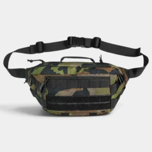 Sac banane tactique en nylon camouflage forêt vert et marron de face avec poignée de transport sur le dessus