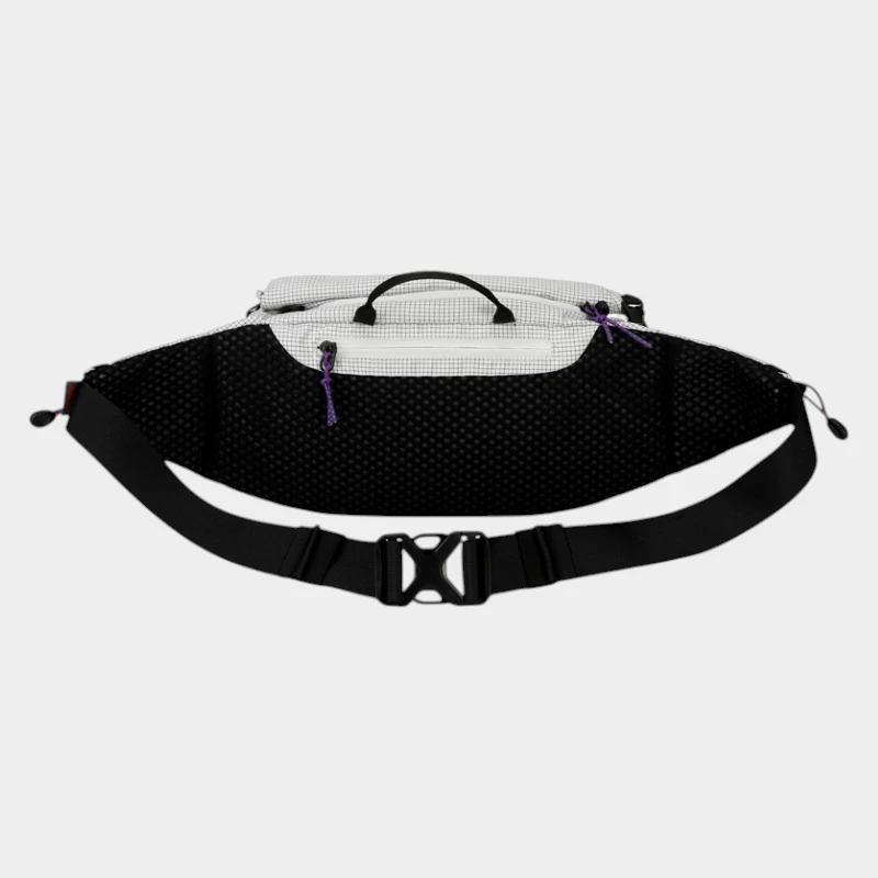 Sac banane blanc vue arrière avec panneau dorsal alvéolé en maille et ceinture à boucle clip