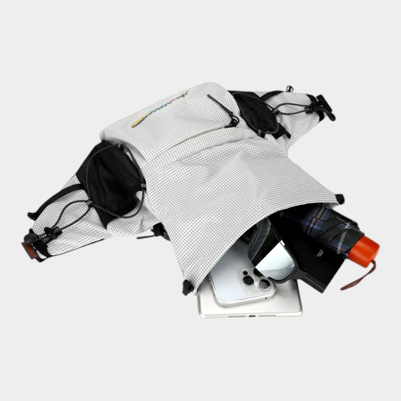 Sac banane blanc ouvert avec smartphone et parapluie glissés dans le compartiment principal