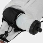 Sac Banane Trek Hydratation Roll-Top Sac banane blanc en vue rapprochée avec gourde glissée dans la poche latérale en filet noir