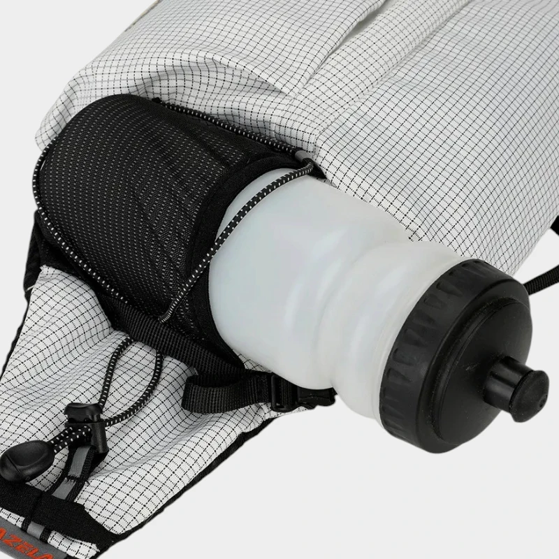 Sac banane blanc en vue rapprochée avec gourde glissée dans la poche latérale en filet noir