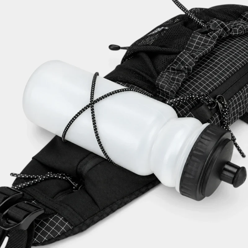 Sac banane noir en ripstop quadrillé posé à plat avec une gourde maintenue par un cordon élastique croisé