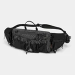 Sac banane noir en ripstop quadrillé posé de trois quarts avec sa poche frontale en filet et sa poignée
