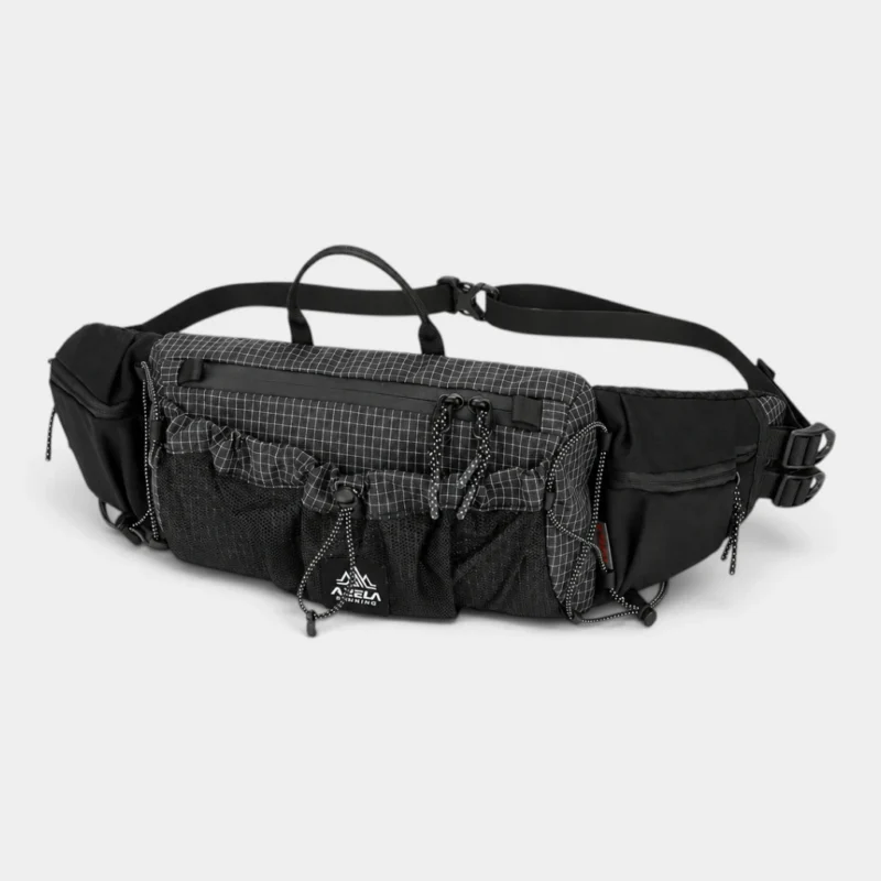 Sac banane noir en ripstop quadrillé posé de trois quarts avec sa poche frontale en filet et sa poignée