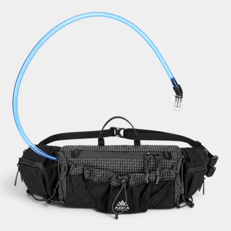 Sac banane noir en ripstop quadrillé posé de face avec le tuyau bleu d'une poche à eau sortant sur le côté