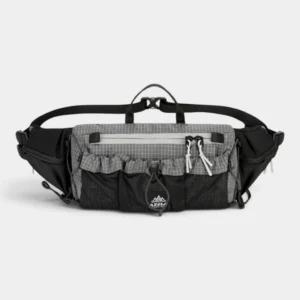 Sac banane gris et noir en ripstop quadrillé posé de face avec ses tirettes en cordelette blanche