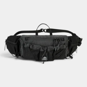 Sac banane noir en ripstop quadrillé posé de face avec sa poche frontale en filet à cordon élastique