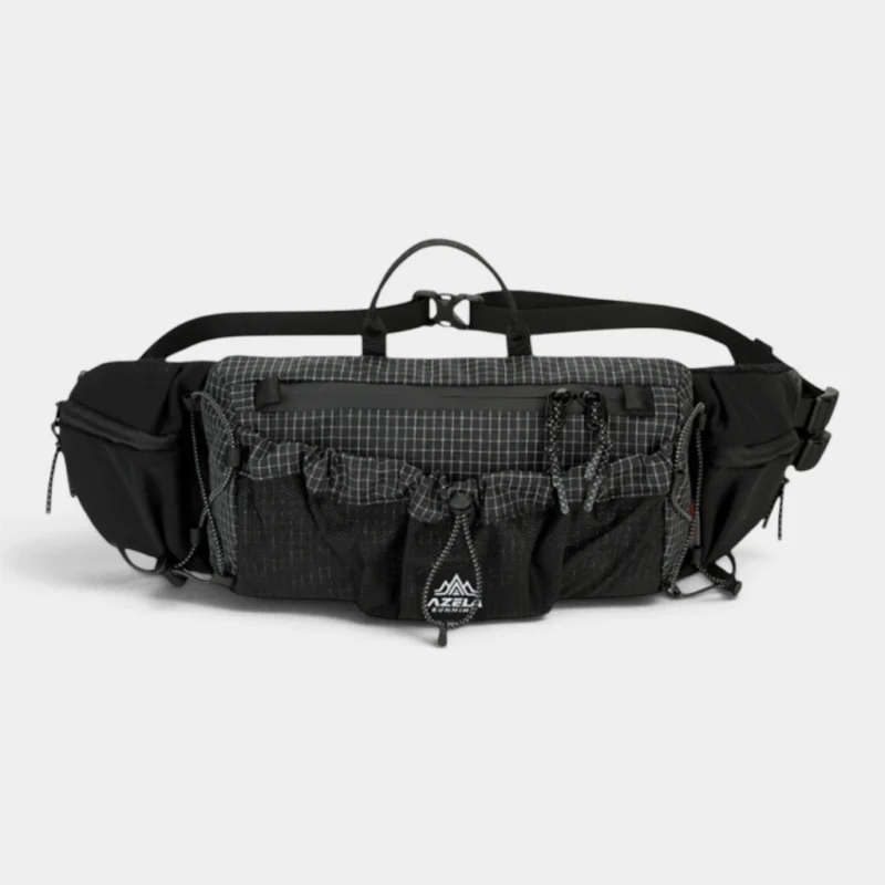 Sac banane noir en ripstop quadrillé posé de face avec sa poche frontale en filet à cordon élastique