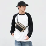 Sac Banane Trekking Imperméable Accrochable Sac banane ripstop beige quadrillé porté en bandoulière sur le torse par un homme de face