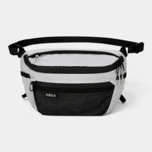 Sac banane ripstop blanc quadrillé posé de face avec grande poche avant en filet noir
