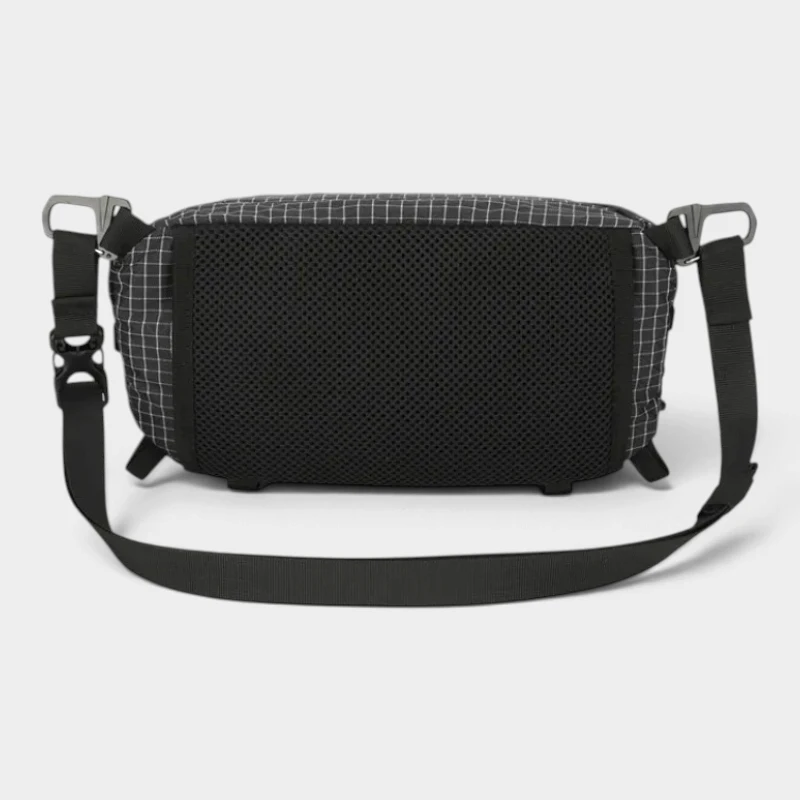 Sac banane ripstop noir quadrillé vue arrière avec dos en filet alvéolé et sangle noire déployée