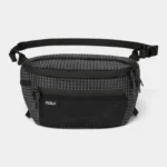 Sac Banane Trekking Imperméable Accrochable Sac banane ripstop noir quadrillé posé de face avec grande poche avant en filet zippée