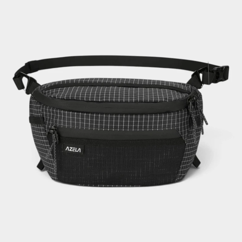 Sac Banane Trekking Imperméable Accrochable Sac banane ripstop noir quadrillé posé de face avec grande poche avant en filet zippée