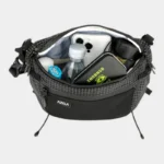 Sac Banane Trekking Imperméable Accrochable Sac banane ripstop noir ouvert sur son compartiment principal avec un smartphone et une bouteille d'eau