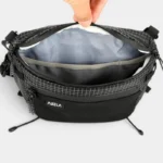 Sac Banane Trekking Imperméable Accrochable Sac banane ripstop noir ouvert avec doublure gris clair et pochettes intérieures en filet