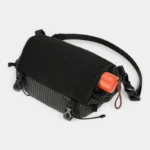 Sac Banane Trekking Imperméable Accrochable Sac banane ripstop noir vue arrière avec poche dorsale en filet alvéolé contenant un parapluie pliant