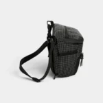 Sac Banane Trekking Imperméable Accrochable Sac banane ripstop noir quadrillé vu de côté avec passant en sangle sur le flanc et ceinture noire