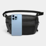 Sac Banane Trekking Imperméable Accrochable Sac banane ripstop noir quadrillé posé de face avec un smartphone devant pour donner l'échelle