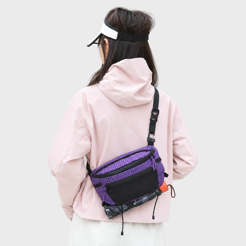 Sac banane ripstop violet porté en bandoulière dans le dos par une femme avec un parapluie fixé dessous