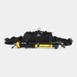 Sac banane noir posé à plat avec un bâton de marche replié fixé sous le sac par des cordons élastiques
