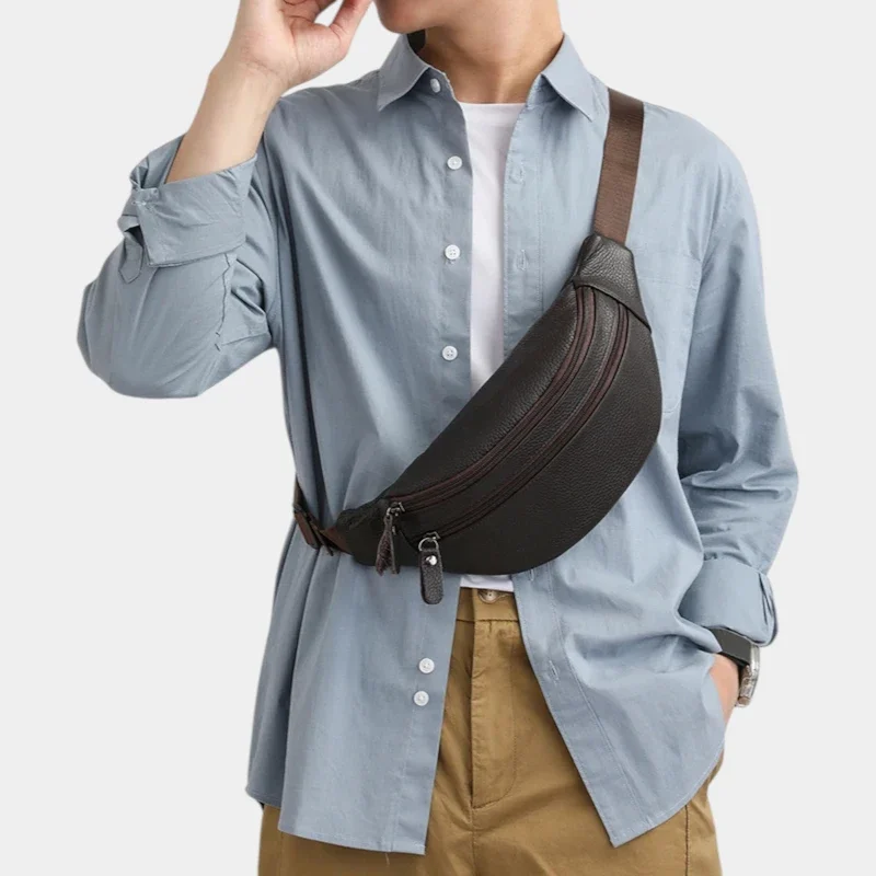 Sac banane en cuir grainé brun foncé porté en bandoulière croisée par un homme au style casual-chic