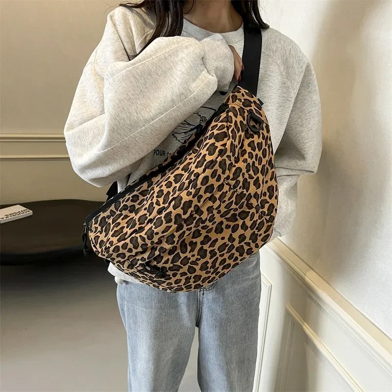 Sac Banane Leopard XXL léopard clair porté en bandoulière Sac Banane Leopard XXL léopard clair porté en bandoulière