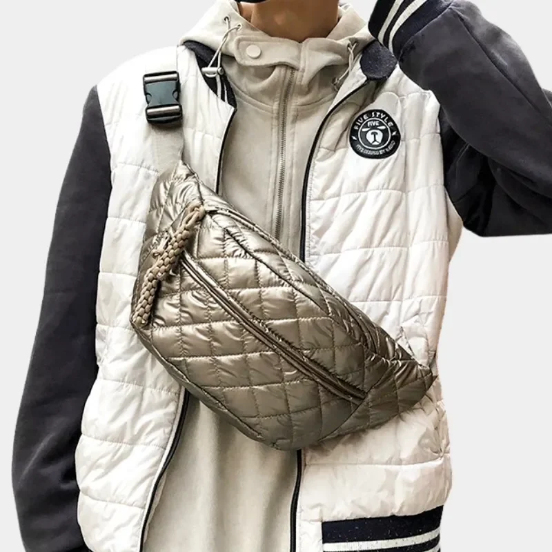 Sac Banane XL Doré matelassé porté en bandoulière