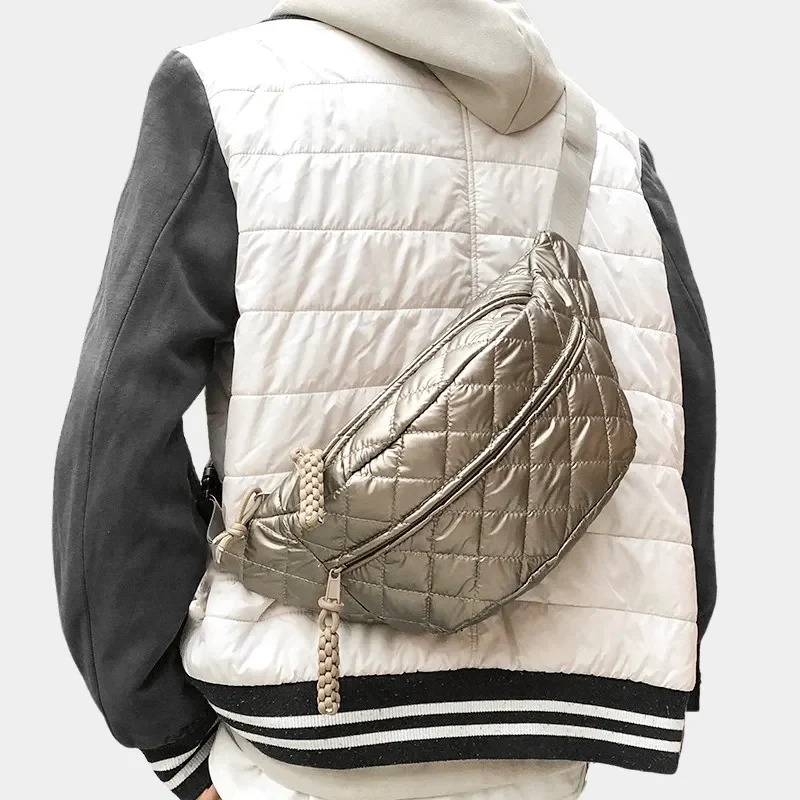 Sac Banane XL Doré matelassé porté dans le dos