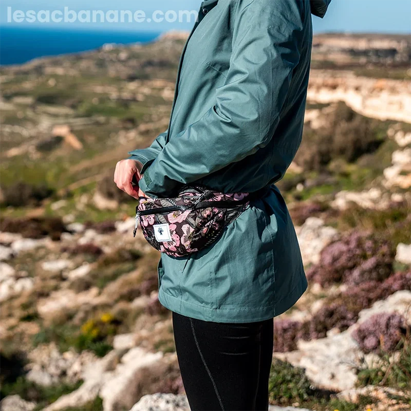 Sac banane de voyage fleuri porté à la taille