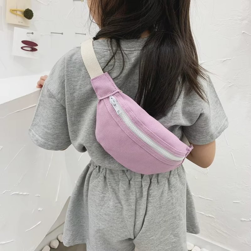 banane sac enfant violet lila porté en bandoulière dans le dos par une fille