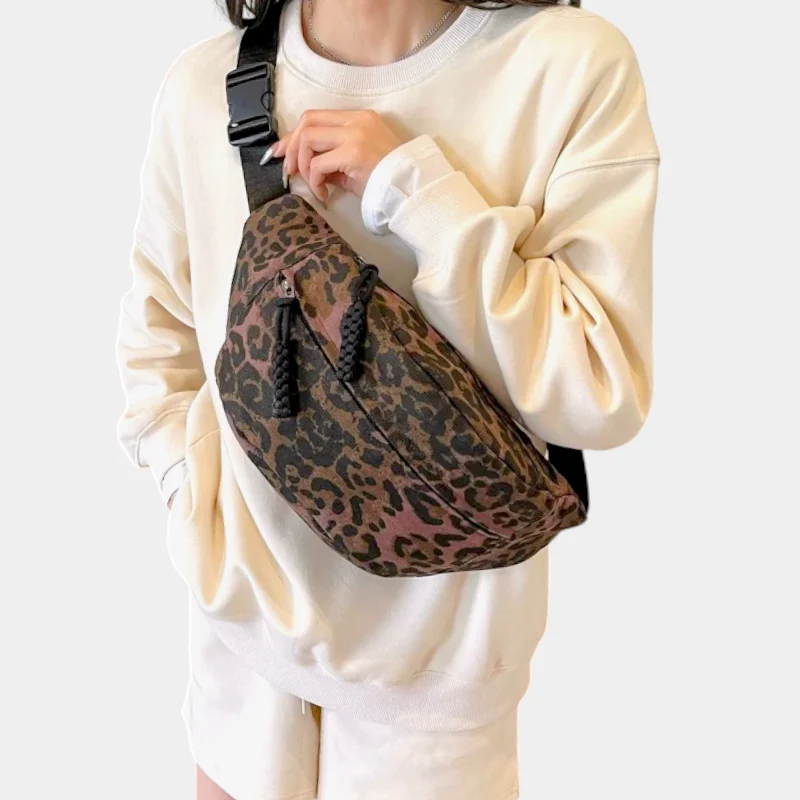 banane xl léopard foncé porté en bandoulière par une femme