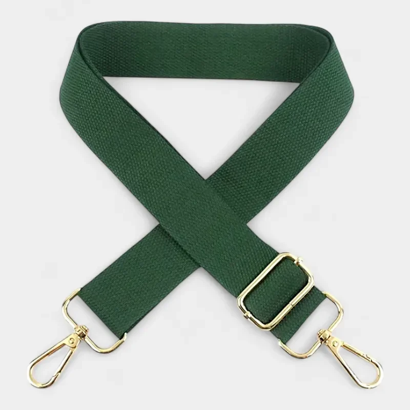 Bandoulière Simple Toile Unie Réglable verte avec mousquetons dorés et boucle en métal brillant croisée sur fond clair.