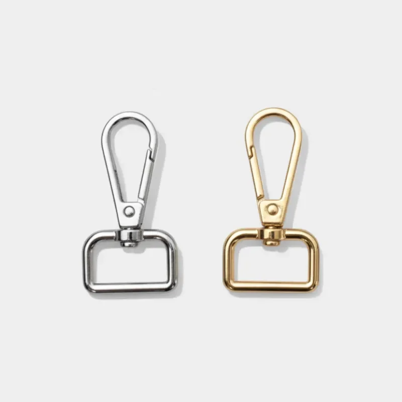 Bandoulière Tissu Satiné Finition Cuir mousquetons pivotants doré argenté brillant alignés