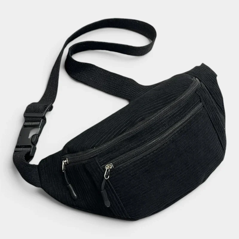 sac banane velours côtelé noir posé en biais de face, avec sangle large et boucle plastique